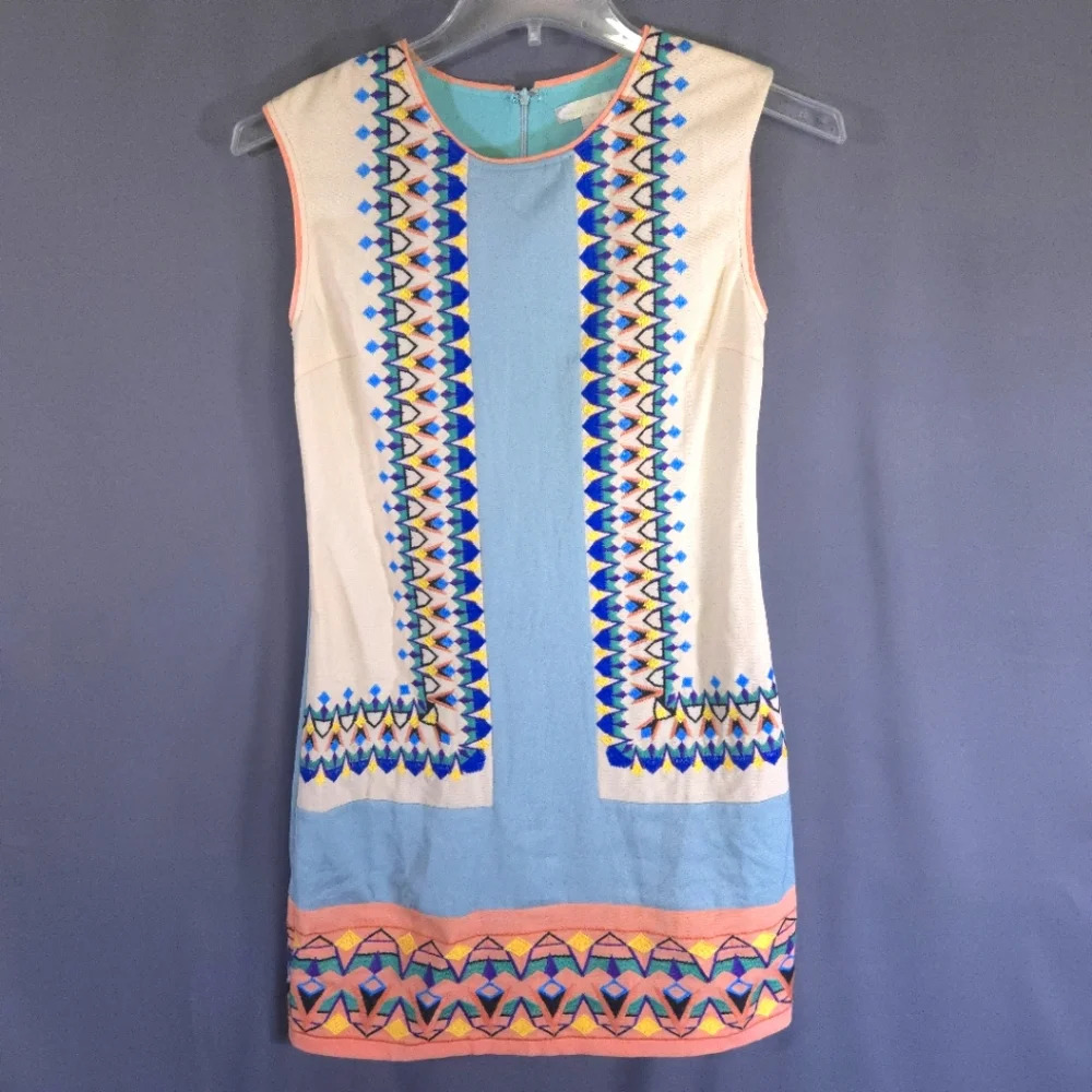 Champagne & Strawberry‎ Modcloth Shift Dress Embroidered Boho Size Small Geo